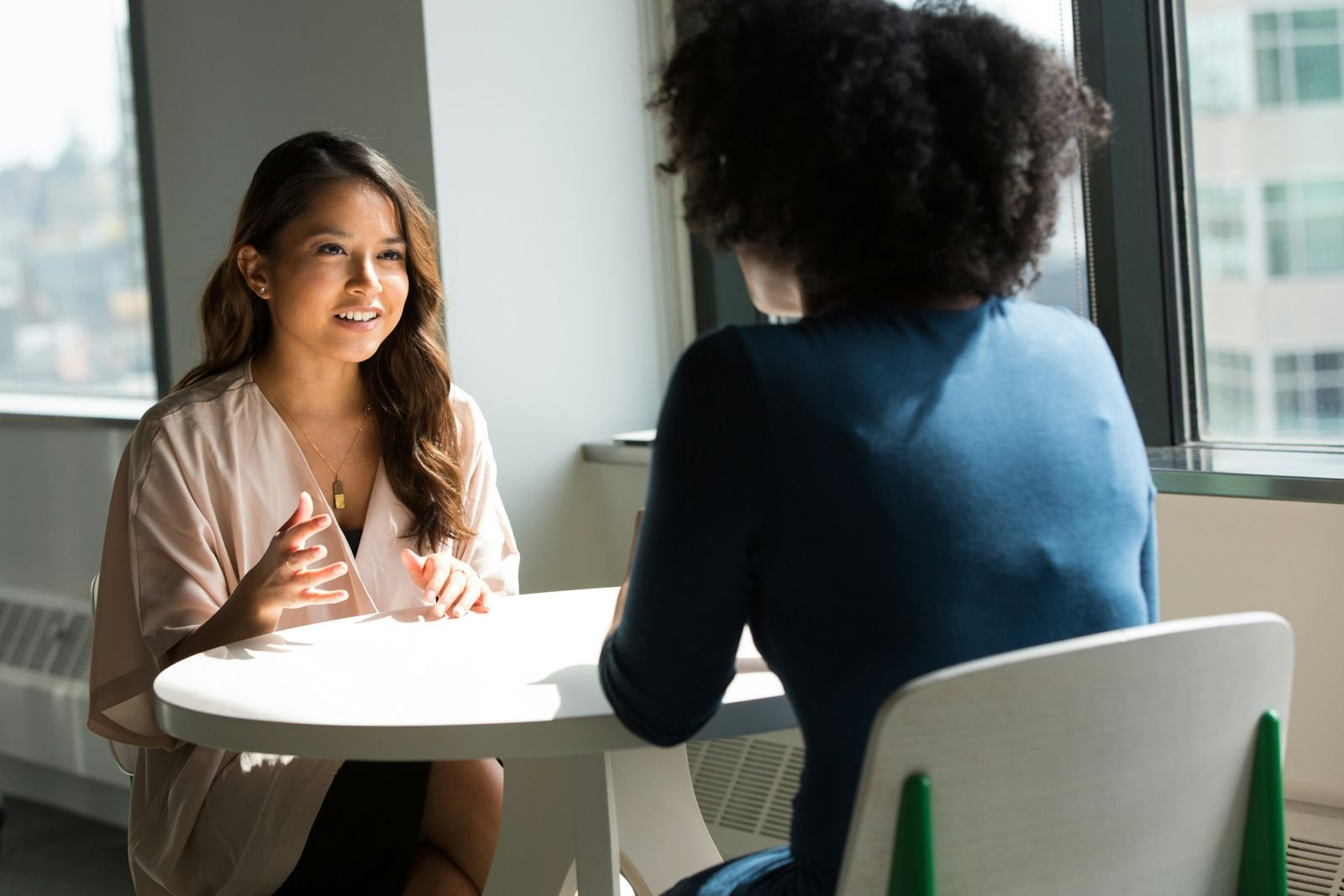 Mesa de trabajo en sesión de mediación empresarial