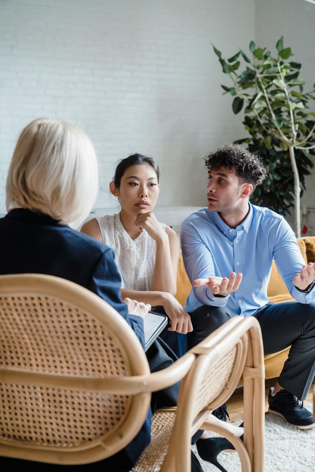 Sesión de mediación: mediadora conversando con una pareja